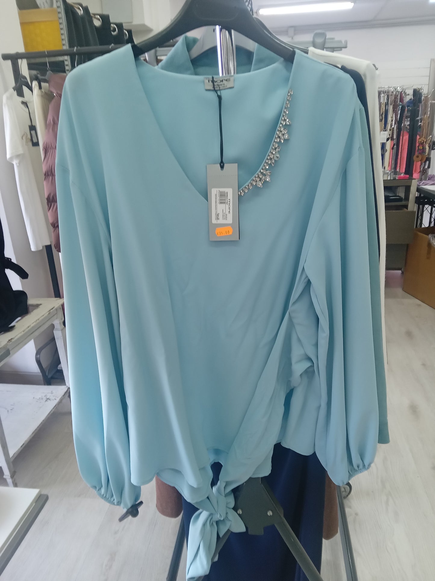 More blusa con gioielli scollo