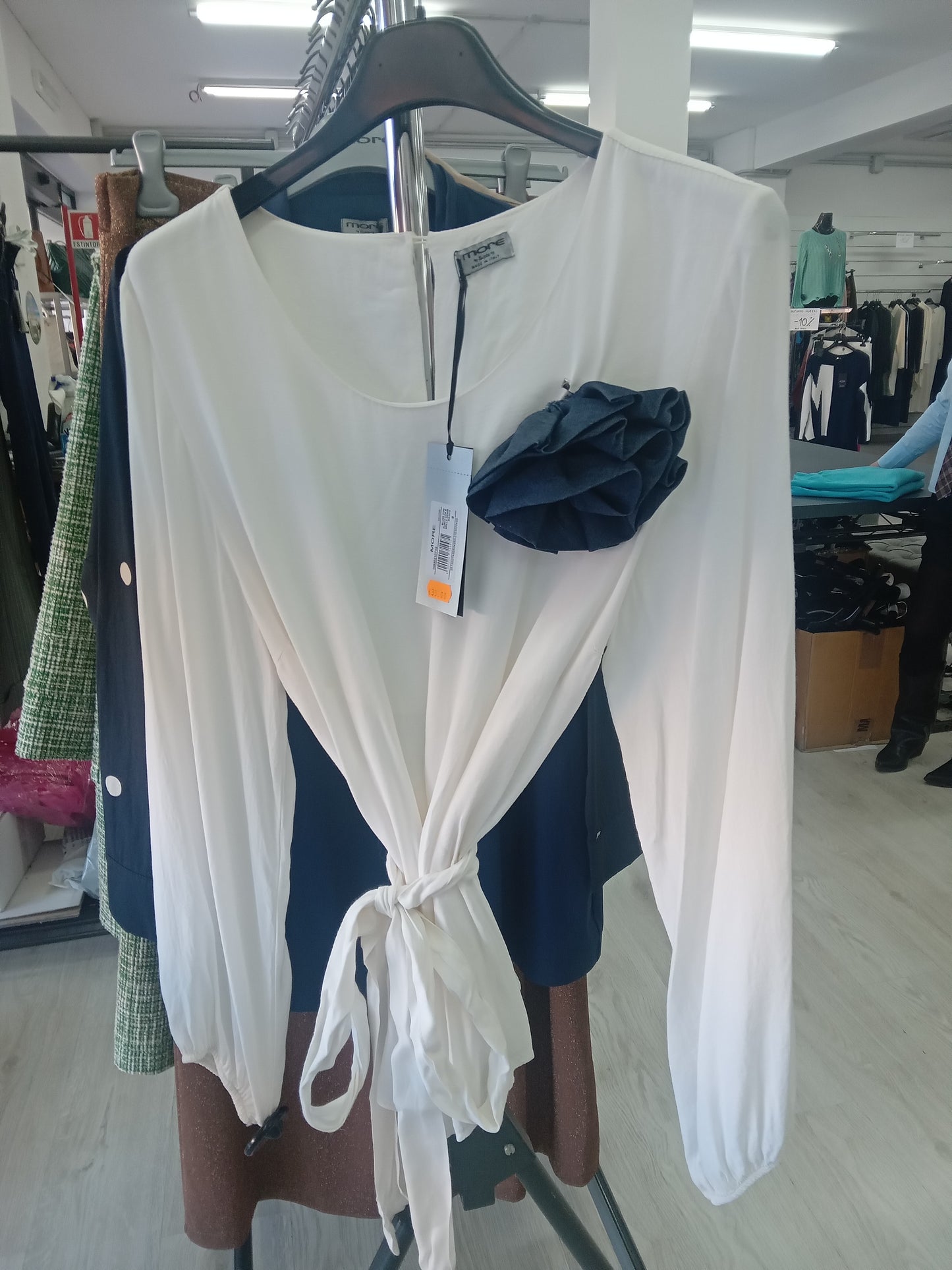More blusa con spilla denim
