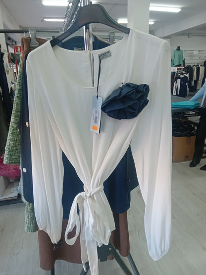 More blusa con spilla denim